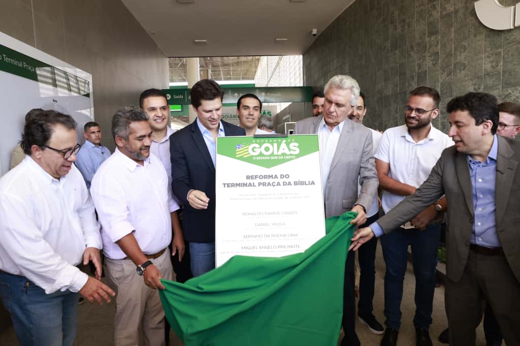 Daniel e Caiado, rodeados por aliados políticos, retiram pano verde de cima da placa de inauguração do Terminal praça da Bíblia.