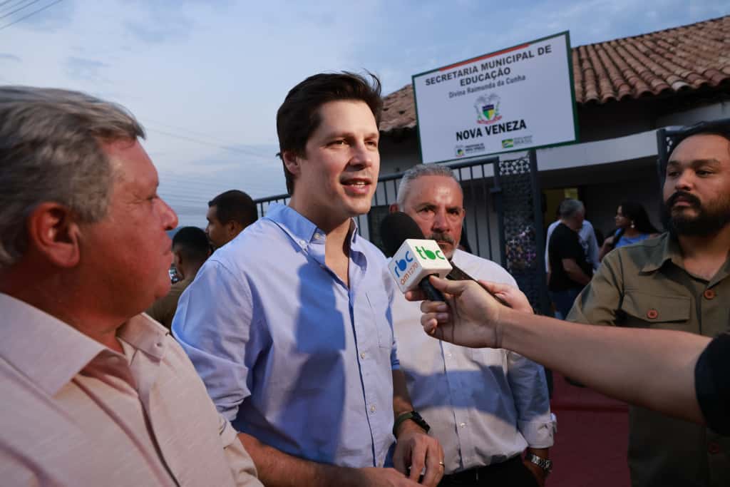 Daniel Vilela sendo entrevistado em frente à Secretaria Municipal de Educação de Nova Veneza. 