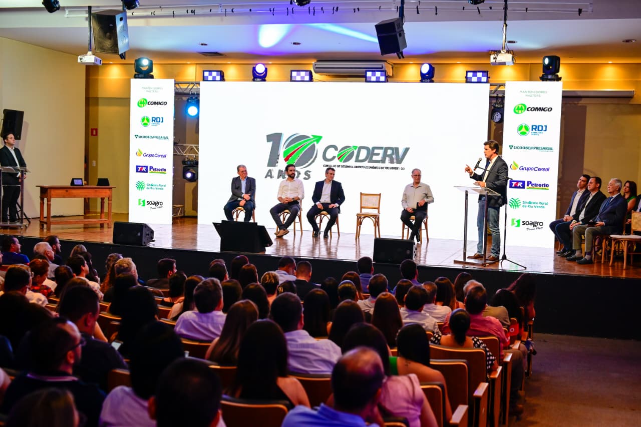 Daniel em um púlpito discursa no evento do conselho de desenvolvimento de Rio Verde.