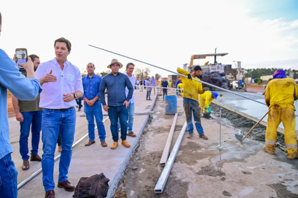 Daniel falando para câmera rodeado de trabalhadores construindo rodovia em Rio Verde.