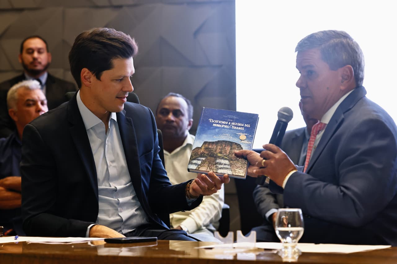 Daniel Vilela, de terno, sentado em uma cadeira de uma das bancadas da Assembleia Legislativa do Estado de Goiás, durante sessão solene que homenageou agentes comunitários de saúde e reforçou o apoio do Governo de Goiás ao Programa Despertar.