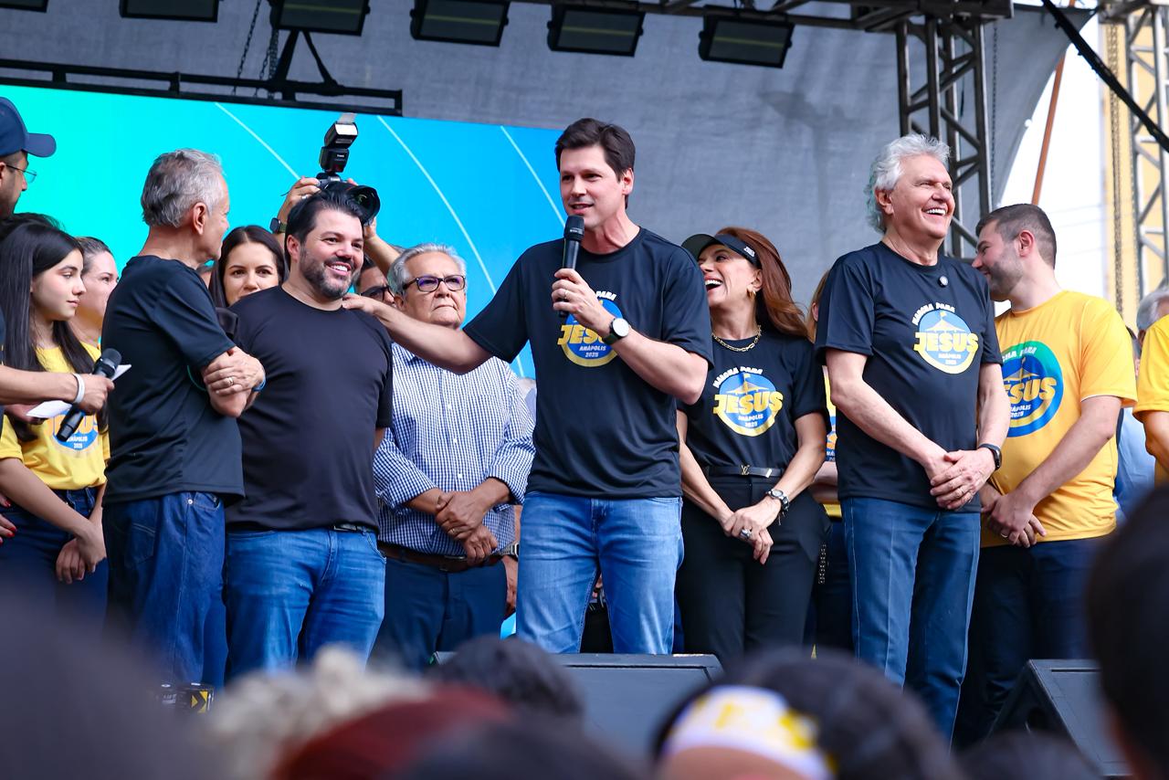 Daniel Vilela falando ao microfone em cima de um palco durante Marcha para Jesus, em Anápolis.