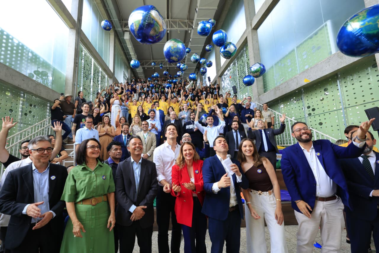 Daniel Vilela ao lado de autoridades e alunos comemorando o lançamento do programa "Goiás Pelo Mundo"