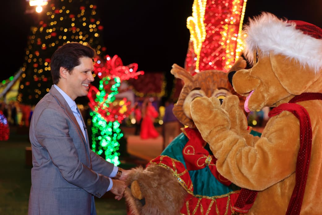 Daniel Vilela interagindo com uma das atrações do Natal do Bem 