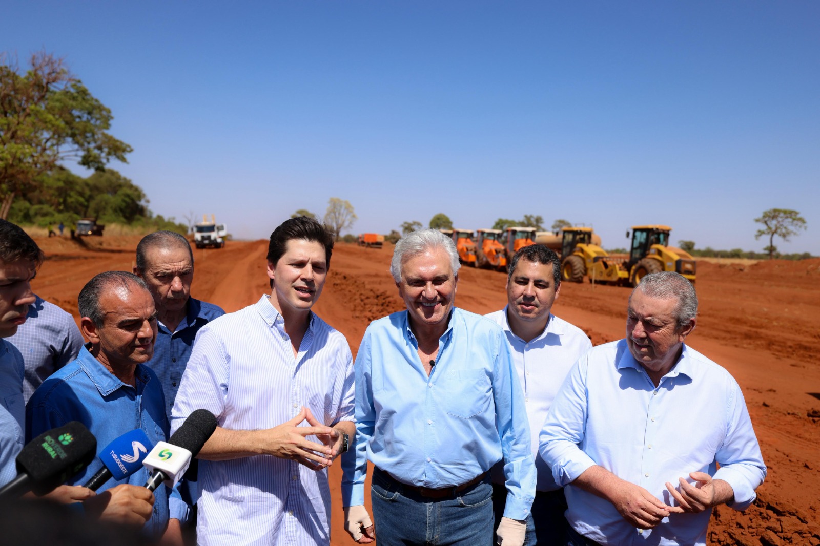 Ronaldo Caiado e Daniel Vilela em estrada dando entrevista sobre reforma.