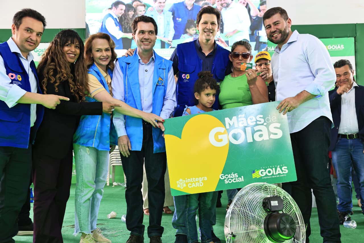 Daniel Vilela no palco do Goiás Social entregando o cartão Mães de Goiás para uma família