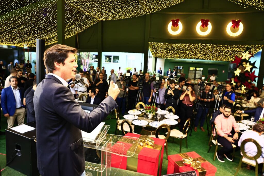 Daniel Vilela discursa no café da manhã com imprensa