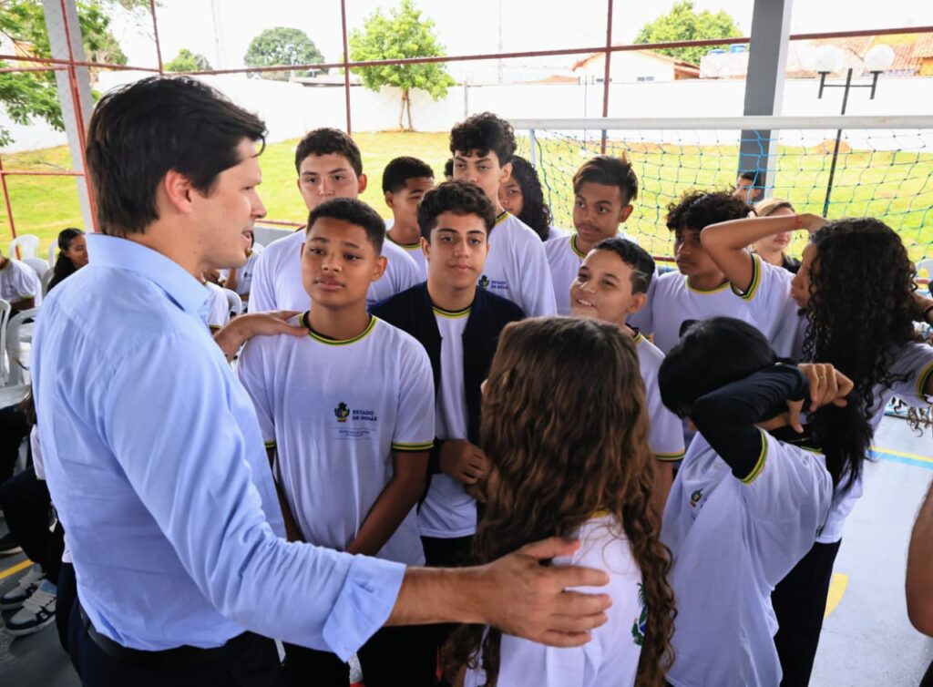 Daniel Vilela conversa com alunos na inauguração da nova escola de Aparecida de Goiânia.