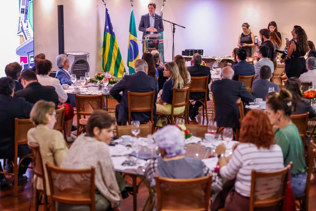 Daniel Vilela faz discurso na entrega de medalhas comemorativas e roteiro turístico da Art Déco em Goiânia