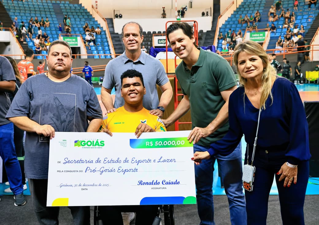 Vice-governador Daniel Vilela entrega cartões do Goiás Pró-Esporte, no ginásio Rio Vermelho: programa soma R$ 3,5 milhões em investimento do Governo de Goiás para apoiar 41 iniciativas esportivas. Foto: Benedito Braga.