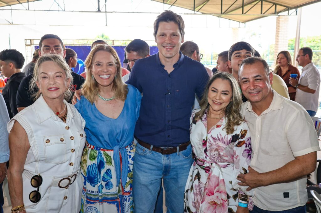 Daniel Vilela ao lado de convidados no aniversário do prefeito de Novo Gama, Carlinhos do Mangão