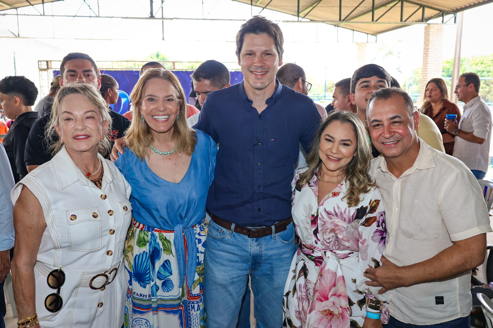 Daniel Vilela ao lado de convidados no aniversário do prefeito de Novo Gama, Carlinhos do Mangão