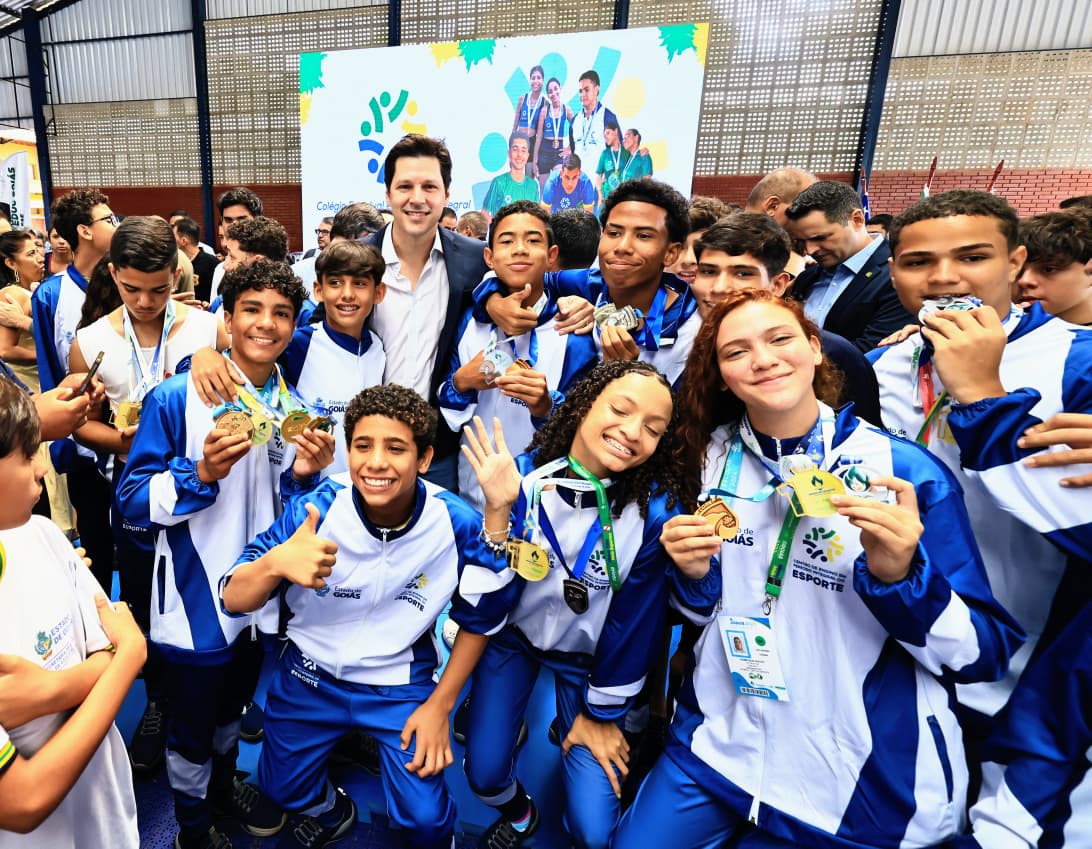 Daniel Vilela e estudantes na inauguração da da Conclusão de Colégio Estadual em Período Integral do Esporte