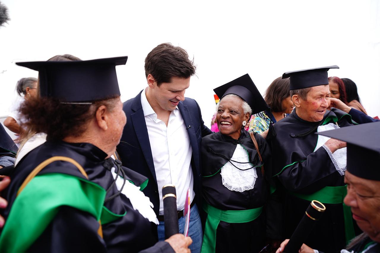 Daniel Vilela com alunos da formatura do curso Cidadão Tech +