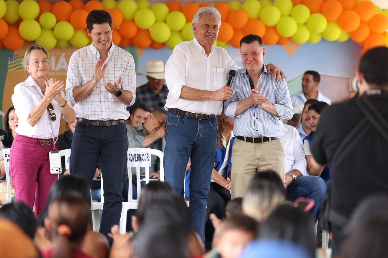 Daniel Vilela e Ronaldo Caiado em cima do palco do Goiás Social em Posse, no norte goiano.