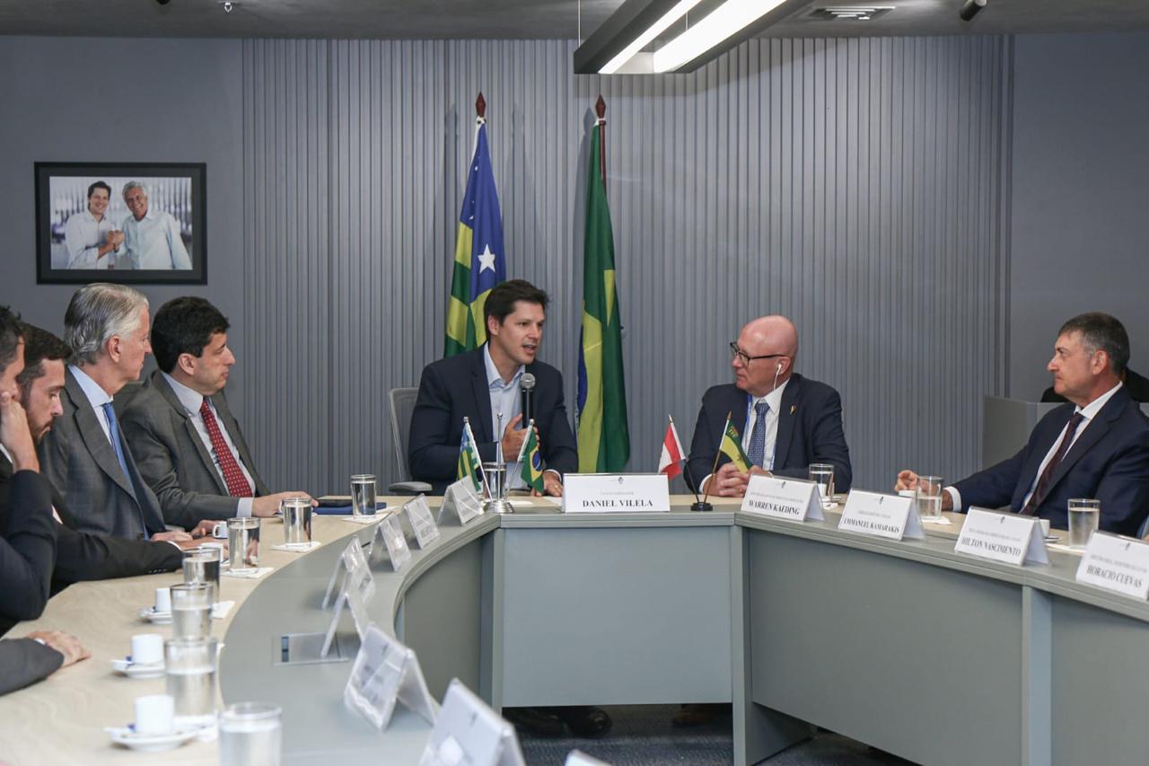 Daniel Vilela e secretários em reunião com embaixador do Canadá