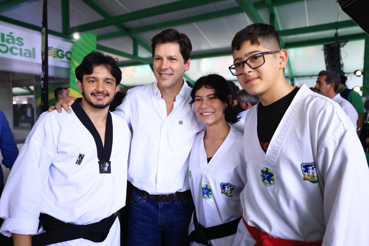 Daniel Vilela ao lado de jovens na edição do Goiás Social em Jataí