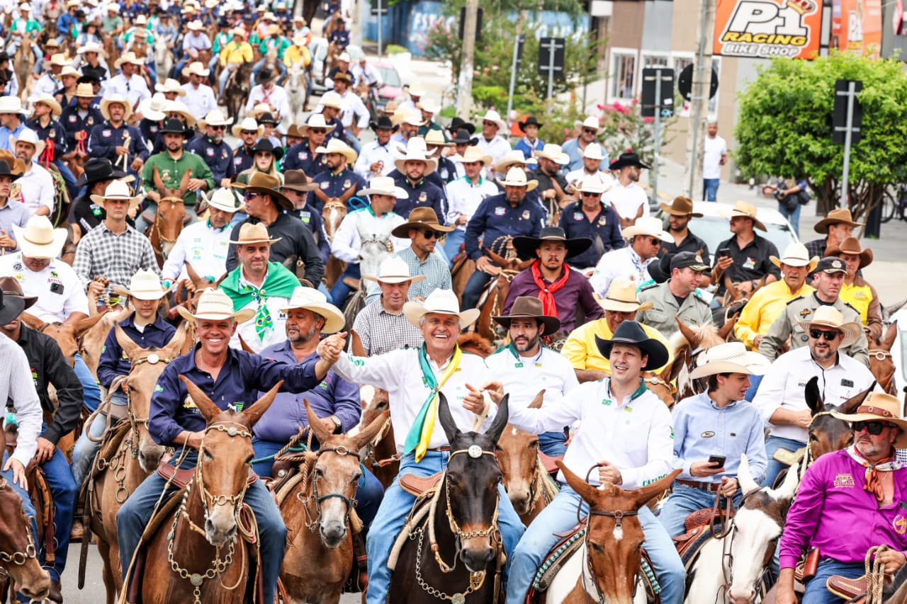 Montado em uma mula, o vice-governador Daniel Vilela participa do desfile do 3º Encontro Nacional de Comitivas, em Goiânia