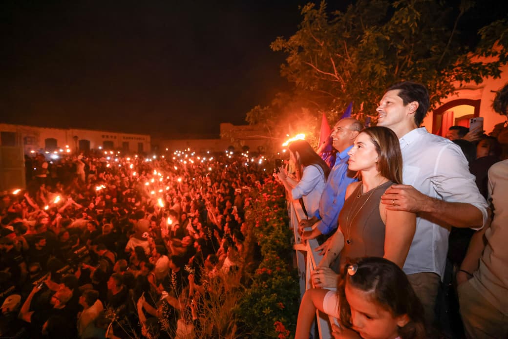 Daniel e Iara Netto Vilela acompanham a Procissão do Fogaréu na cidade de Goiás, que neste ano completa 281 anos. 
Fotos: Benedito Braga, Hegon Correa e Remisson Sales.