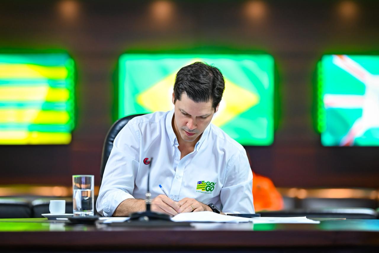 Daniel Vilela assina adesão e Goiás passa a subsidiar diesel com R$ 0,60 por litro