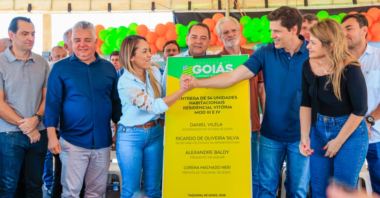 Daniel Vilela entrega casas a custo zero a famílias de Taquaral de Goiás