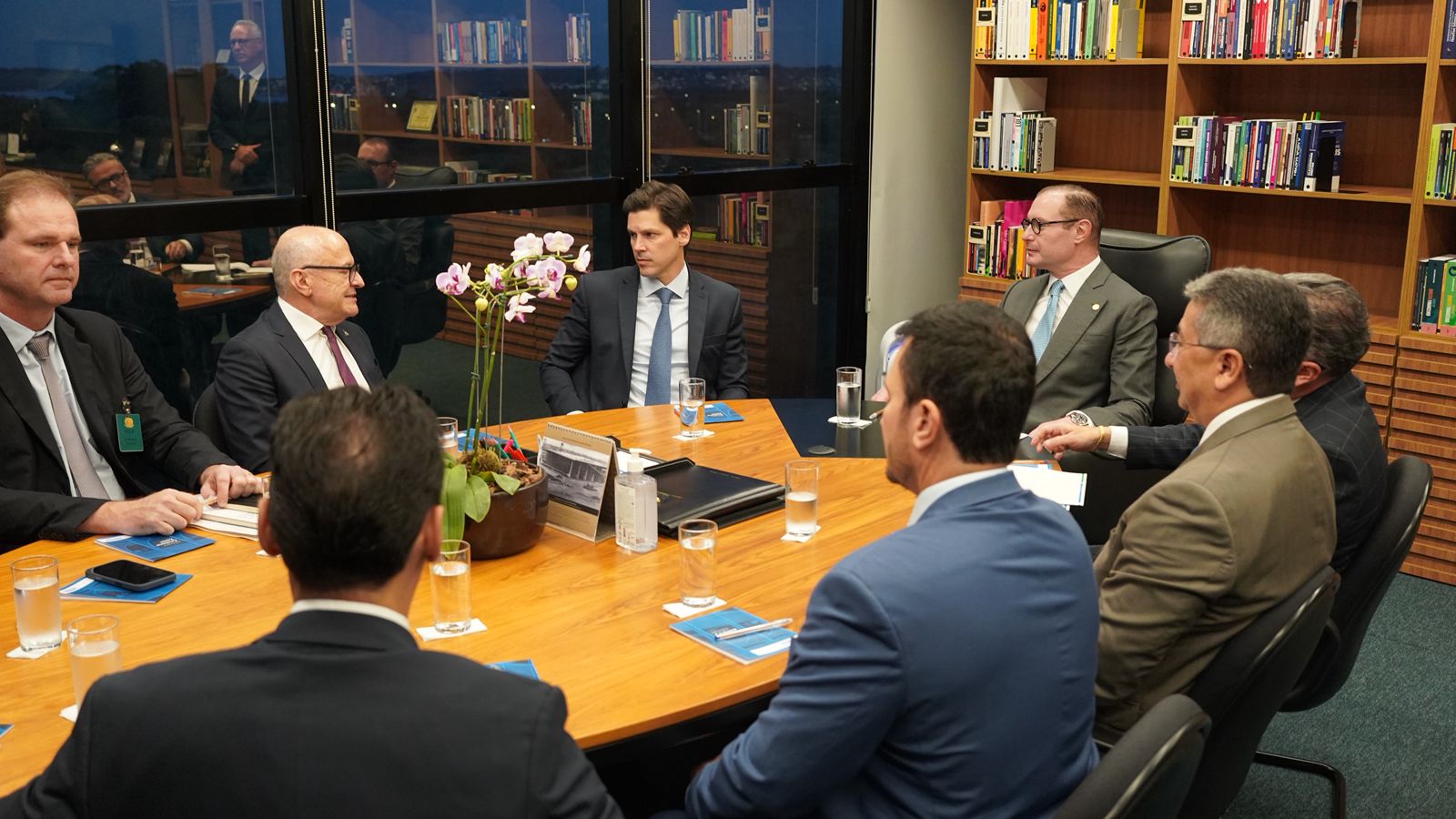 Daniel Vilela e governadores de Mato Grosso e Roraima se reuniram com ministro do STF Cristiano Zanin para debater sobre a redistribuição de royalties do petróleo. Fotos: Governo de Goiás