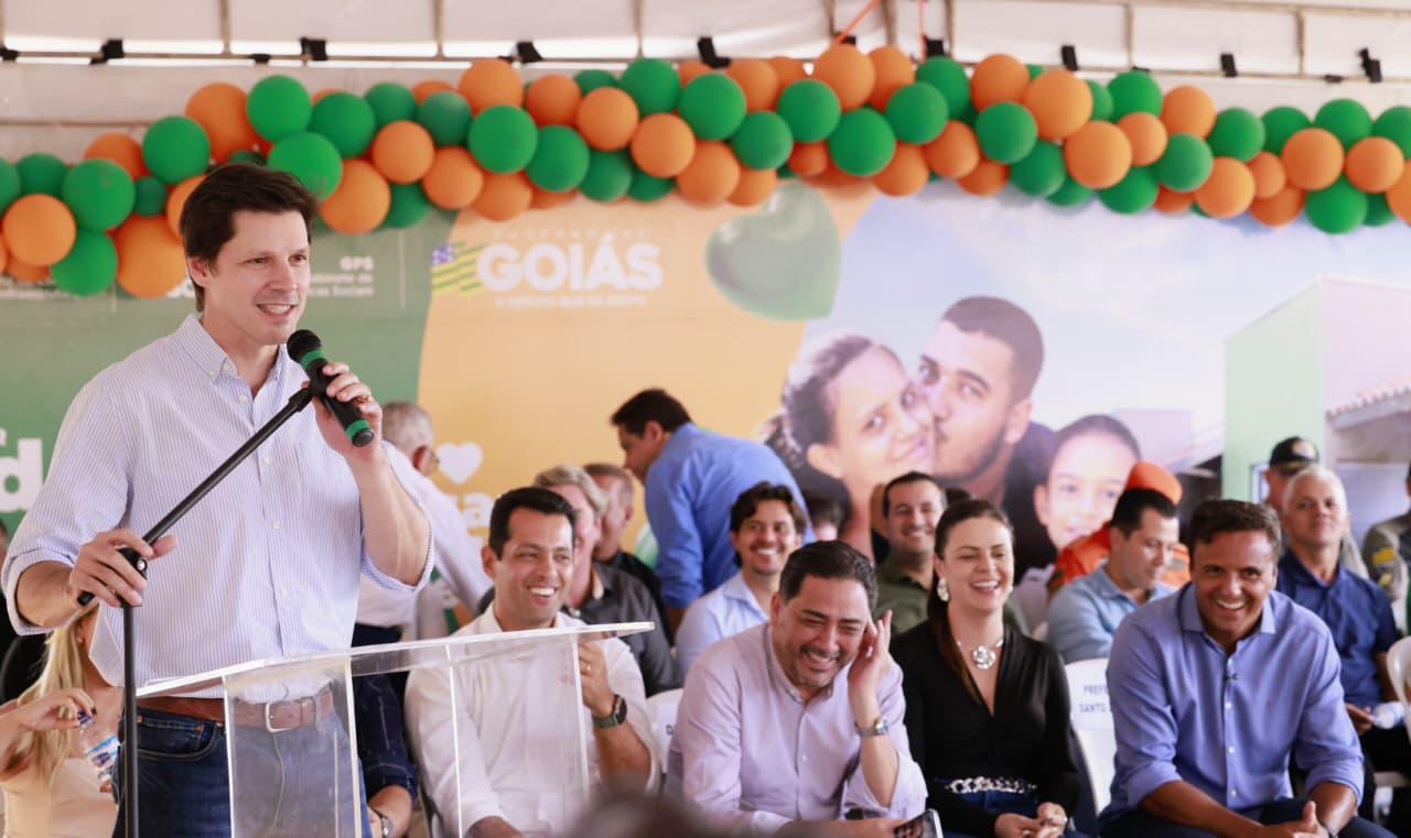 Daniel Vilela reforça direito à moradia digna durante entrega de 53 casas  em Santo Antônio de Goiás